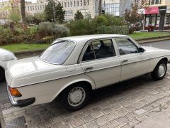 Louer une MERCEDES W123 de de 1981 (Photo 2)