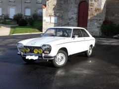 Louer une PEUGEOT 204 coupé  de 1968 (Photo 1)