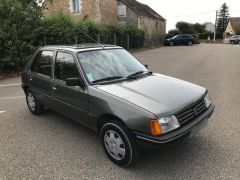 Louer une PEUGEOT 205 Automatic de de 1986 (Photo 1)