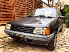 Louer une PEUGEOT 205 GR de de 1990 (Photo 1)