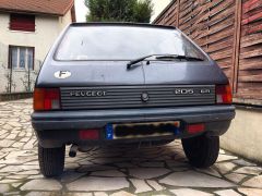 Louer une PEUGEOT 205 GR de de 1990 (Photo 3)