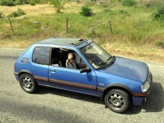 Louer une PEUGEOT 205 GTI 1.9 de de 1990 (Photo 4)