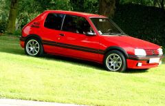 Louer une PEUGEOT 205 GTI de de 1987 (Photo 1)