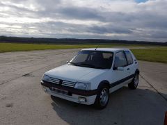 Louer une PEUGEOT 205 GTI de 1988 (Photo 1)