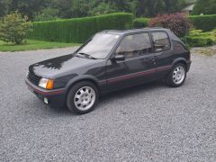Louer une PEUGEOT 205 GTI de de 1988 (Photo 1)