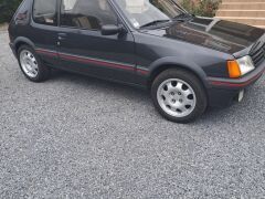 Louer une PEUGEOT 205 GTI de de 1988 (Photo 2)