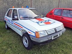 PEUGEOT 205 de 1987 en location pour mariage dans le Calvados