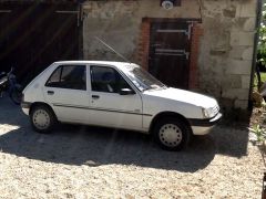 Louer une PEUGEOT 205 de 1994 (Photo 2)