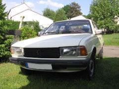 Louer une PEUGEOT 305 de de 1980 (Photo 1)