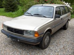 Louer une PEUGEOT 305 de 1983 (Photo 1)