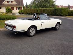 Louer une PEUGEOT 504  de de 1972 (Photo 3)