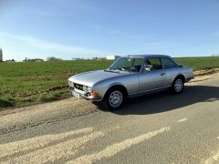 Louer une PEUGEOT 504 Coupé de 1974 (Photo 2)