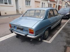 Louer une PEUGEOT 504 SRD de de 1981 (Photo 2)
