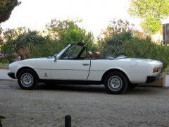 Louer une PEUGEOT 504 de de 1982 (Photo 2)