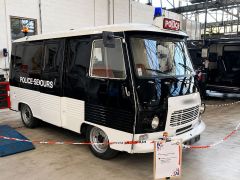 Louer une PEUGEOT J7 Police Pie de de 1977 (Photo 1)