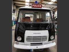 Louer une PEUGEOT J7 Police Pie de de 1977 (Photo 2)