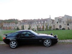 Louer une PORSCHE 928 320 CV de de 1988 (Photo 2)