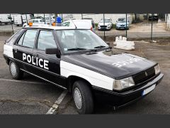 Louer une RENAULT 11 Police Pie de de 1987 (Photo 1)