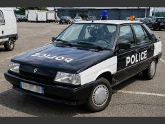 Louer une RENAULT 11 Police Pie de de 1987 (Photo 2)