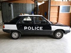 Louer une RENAULT 11 Police Pie de de 1987 (Photo 4)