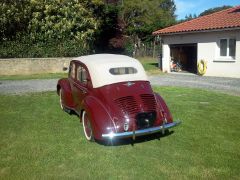 Louer une RENAULT 4 CV de de 1952 (Photo 2)