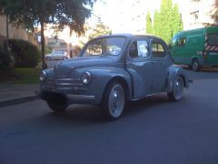 Louer une RENAULT 4 CV de 1958 (Photo 0)