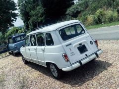 Louer une RENAULT 4 Limousine découvrable de de 1987 (Photo 3)