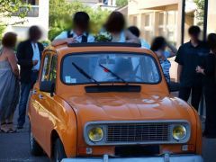 Louer une RENAULT 4 de de 1984 (Photo 1)