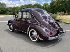 Louer une RENAULT 4CV Grand Luxe de de 1950 (Photo 4)