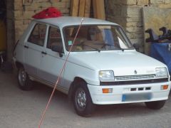 Louer une RENAULT 5  de de 1985 (Photo 1)