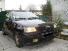 Louer une RENAULT Clio Baccara de de 1992 (Photo 1)