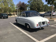 Louer une RENAULT Dauphine de de 1961 (Photo 3)