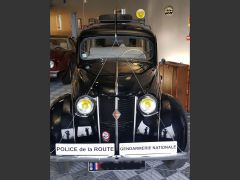 Louer une RENAULT Juvaquatre Gendarmerie de de 1959 (Photo 2)