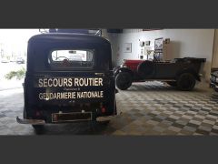 Louer une RENAULT Juvaquatre Gendarmerie de de 1959 (Photo 4)