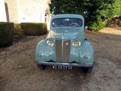 Louer une RENAULT Juvaquatre de de 1947 (Photo 3)