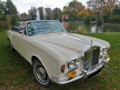 Louer une ROLLS ROYCE Corniche Cabriolet de 1971 (Photo 2)