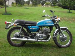 Louer une SUZUKI T500 de de 1971 (Photo 1)