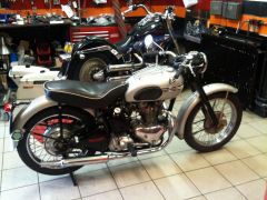 Louer une TRIUMPH T100 de de 1953 (Photo 1)