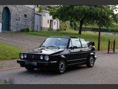 Louer une VOLKSWAGEN Golf 1 Cabriolet de 1989 (Photo 2)