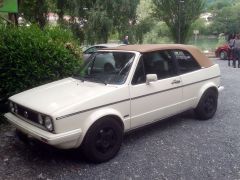 Louer une VOLKSWAGEN Golf Cabriolet 1600 de de 1985 (Photo 1)