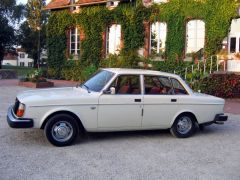 Louer une VOLVO 244 DL de de 1976 (Photo 1)