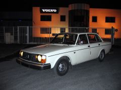 Louer une VOLVO 244 DL de de 1976 (Photo 2)