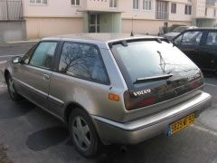 Louer une VOLVO 480 Turbo de de 1990 (Photo 3)