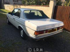 MERCEDES 230 E (Photo 3)